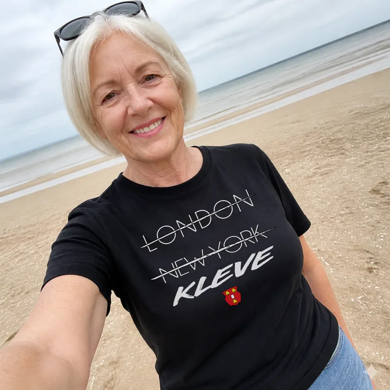 Black London New York tee at the beach